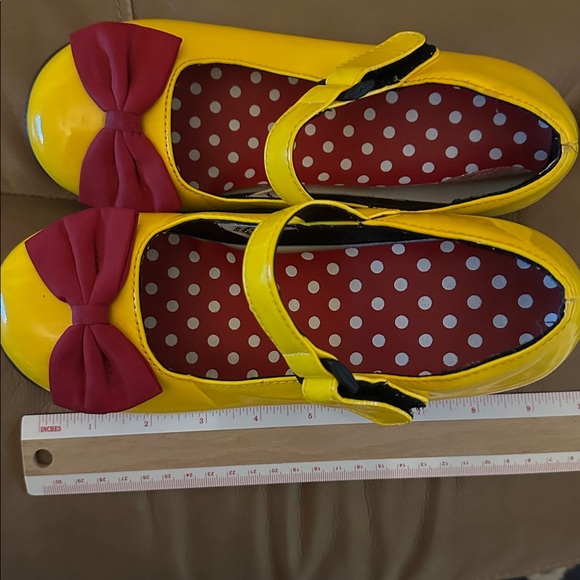 Disney Minnie Mouse Yellow Dress Shoes with Red Bow - Picture 7 of 8